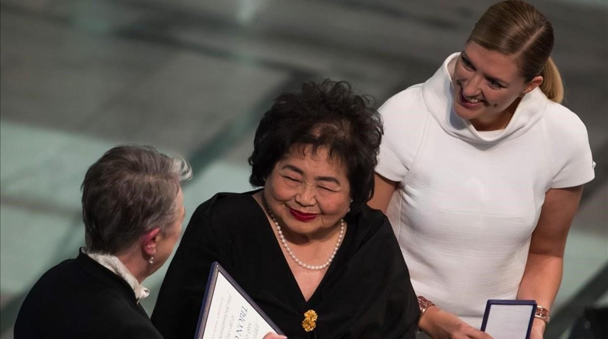 La superviviente de Hiroshima Setsuko Thurlow (en el centro) y Beatrice Fihn, directora ejecutiva de ICAN (a la derecha), recogen el Nobel.