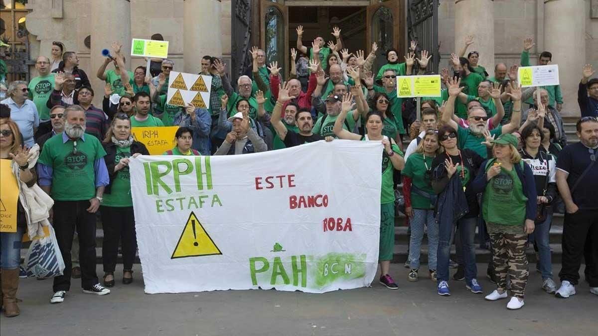 Manifestación de la PAH contra el IRPH ante una entidad bancaria. Manifestación de la PAH contra el IRPH ante una entidad bancaria.