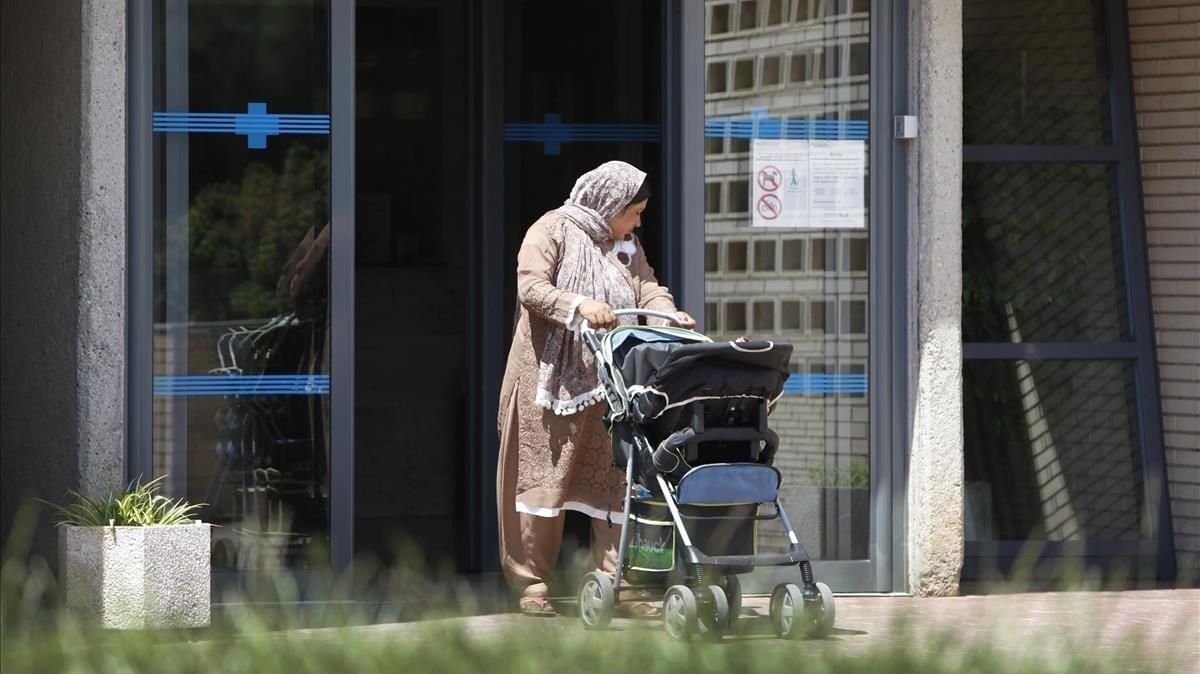 Una mujer salen de un centro de atención primaria (CAP) de Barcelona. Una mujer salen de un centro de atención primaria (CAP) de Barcelona.