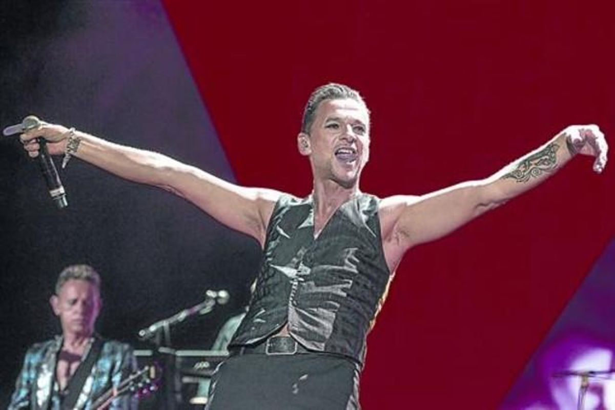Dave Gahan, durante el concierto de Depeche Mode, anoche en el Sant Jordi. Dave Gahan, durante el concierto de Depeche Mode, anoche en el Sant Jordi.