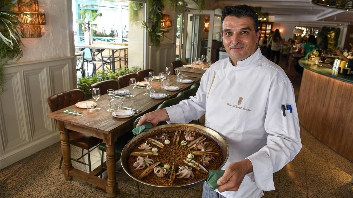 El chef del restaurante Bivio, Jose Manuel Castro, muestra un arroz con pulpitos, navajas y allioli. El chef del restaurante Bivio, Jose Manuel Castro, muestra un arroz con pulpitos, navajas y allioli.