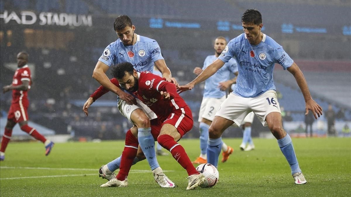 Salah pelea un balón ante Dias y Rodri. Salah pelea un balón ante Dias y Rodri.