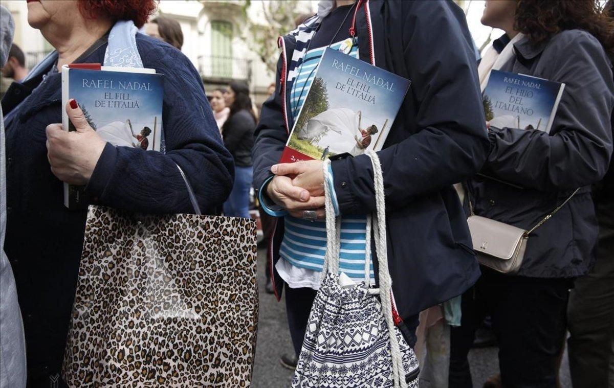 Lectores hacen cola para que Rafel Nadal les firme su libro ’El fill de l’italià’. Lectores hacen cola para que Rafel Nadal les firme su libro ’El fill de l’italià’.