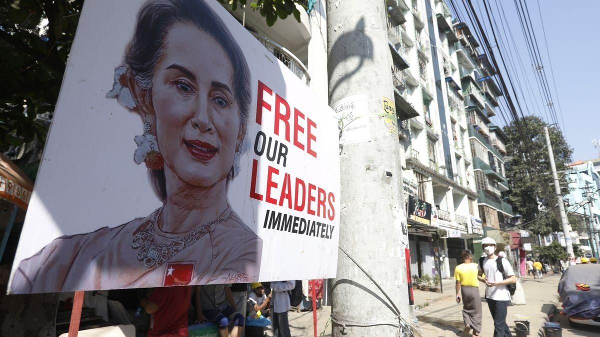 Un cartel pide la liberación de Suu Kyi y otros líderes democráticos. Un cartel pide la liberación de Suu Kyi y otros líderes democráticos.