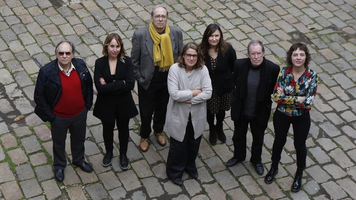 Los siete escritores que inauguran la colección de Comanegra ’Matar el monstre’, de izquierda a derecha, Jordi Coca, Mar Bosch Oliveras, Julià de Jòdar, Ada Castells, Susanna Rafart, Miquel de Palol y Núria Cadenes. Los siete escritores que inauguran la colección de Comanegra ’Matar el monstre’, de izquierda a derecha, Jordi Coca, Mar Bosch Oliveras, Julià de Jòdar, Ada Castells, Susanna Rafart, Miquel de Palol y Núria Cadenes.