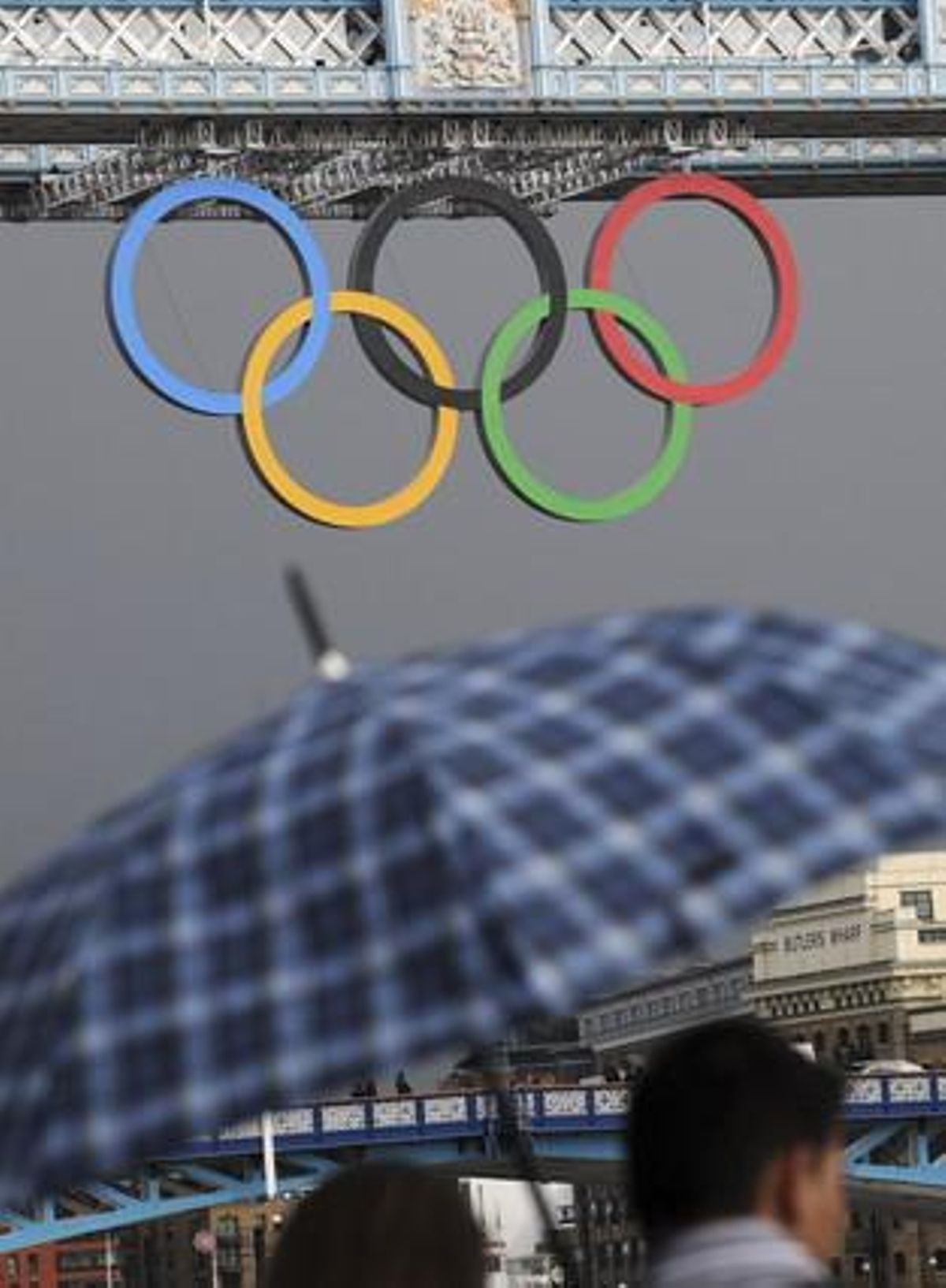 Una pareja se resguarda de la lluvia en la inmediaciones de la ciudad olímpica de Londres, el viernes 20 de julio de 2012. Una pareja se resguarda de la lluvia en la inmediaciones de la ciudad olímpica de Londres, el viernes 20 de julio de 2012.