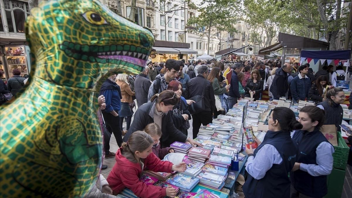 Multitudes en la Diada de Sant Jordi del año pasado, una imagen que no se repetirá este. Multitudes en la Diada de Sant Jordi del año pasado, una imagen que no se repetirá este.
