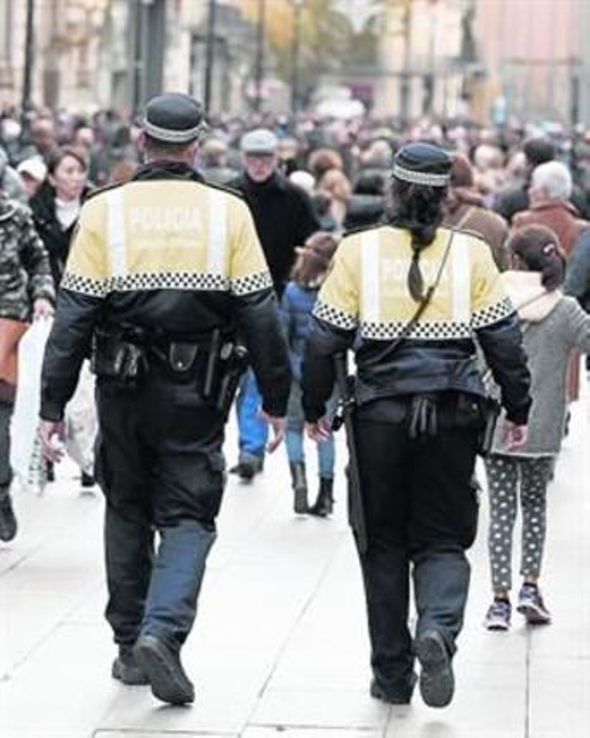 Una pareja de guardias urbanos patrulla a pie por el centro. Una pareja de guardias urbanos patrulla a pie por el centro.