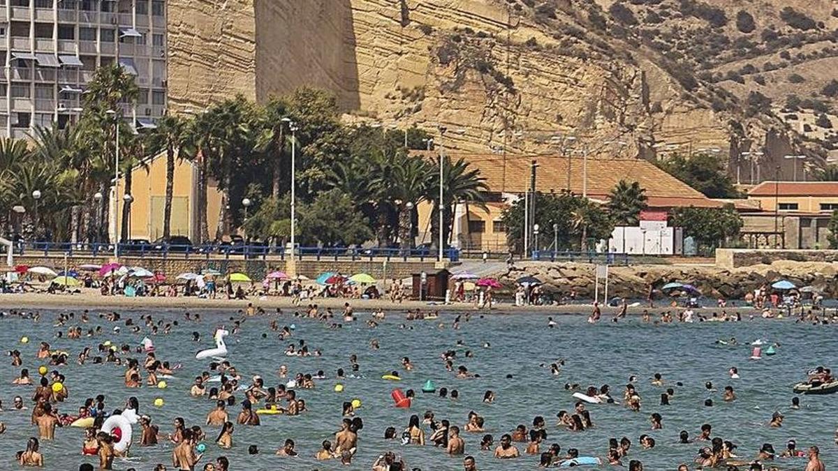 La temperatura del agua del mar en el Postiguet supera ya los 27 grados. | HÉCTOR FUENTES La temperatura del agua del mar en el Postiguet supera ya los 27 grados. | HÉCTOR FUENTES