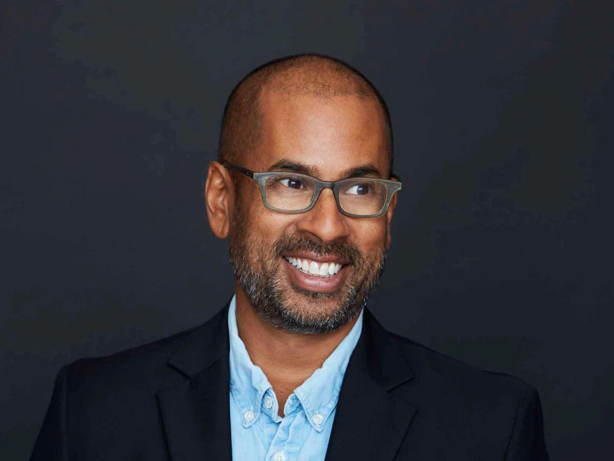 El escritor norteamericano de origen bangladesí Rumaan Alam. El escritor norteamericano de origen bangladesí Rumaan Alam.