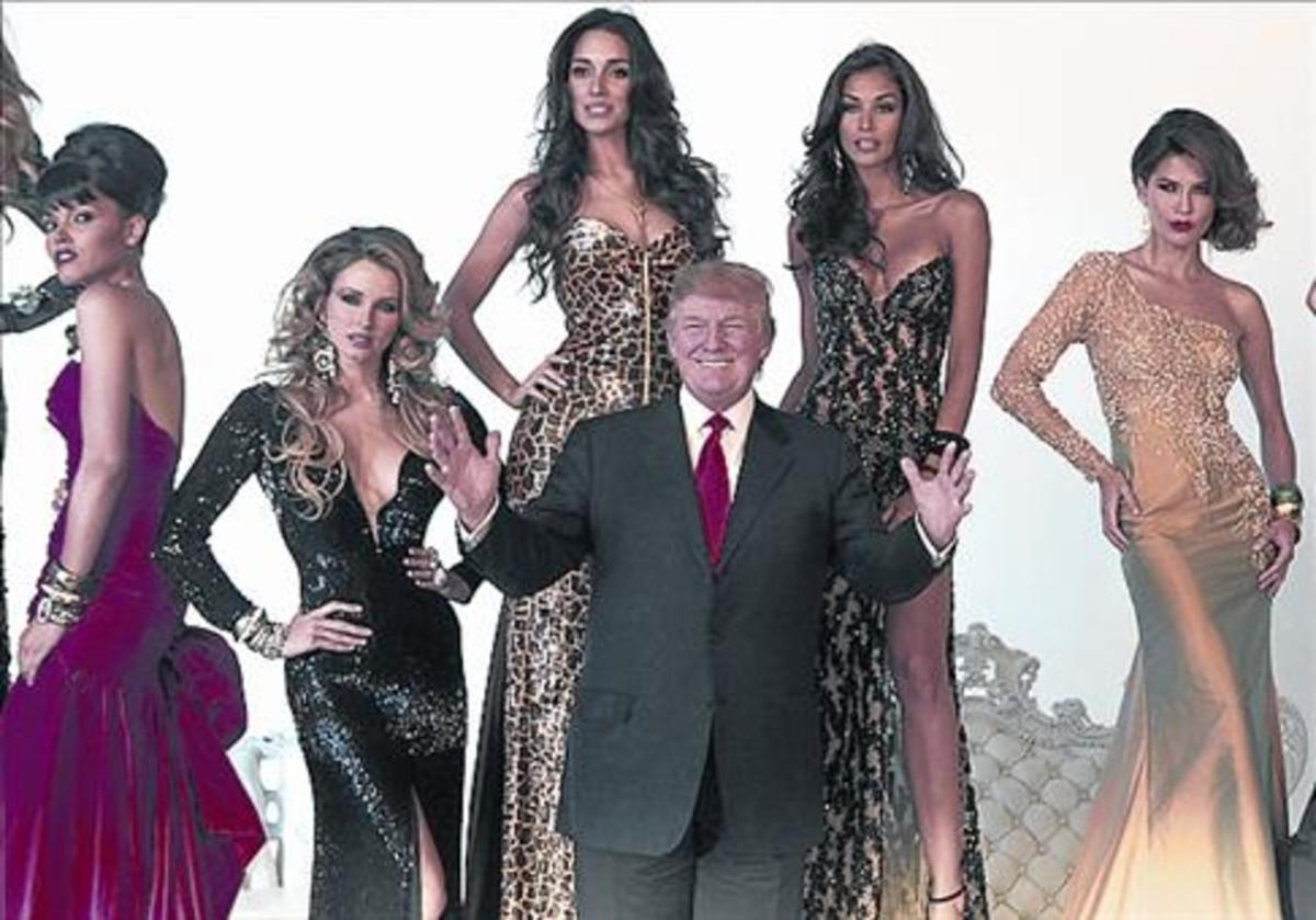 Donald Trumpo, en el 2011, con varias exmisses Universo.