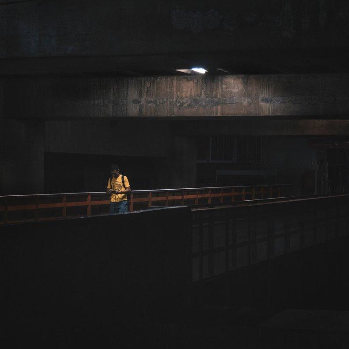 Peligros de sentirse solo en el trabajo (y cómo se combaten) Peligros de sentirse solo en el trabajo (y cómo se combaten)