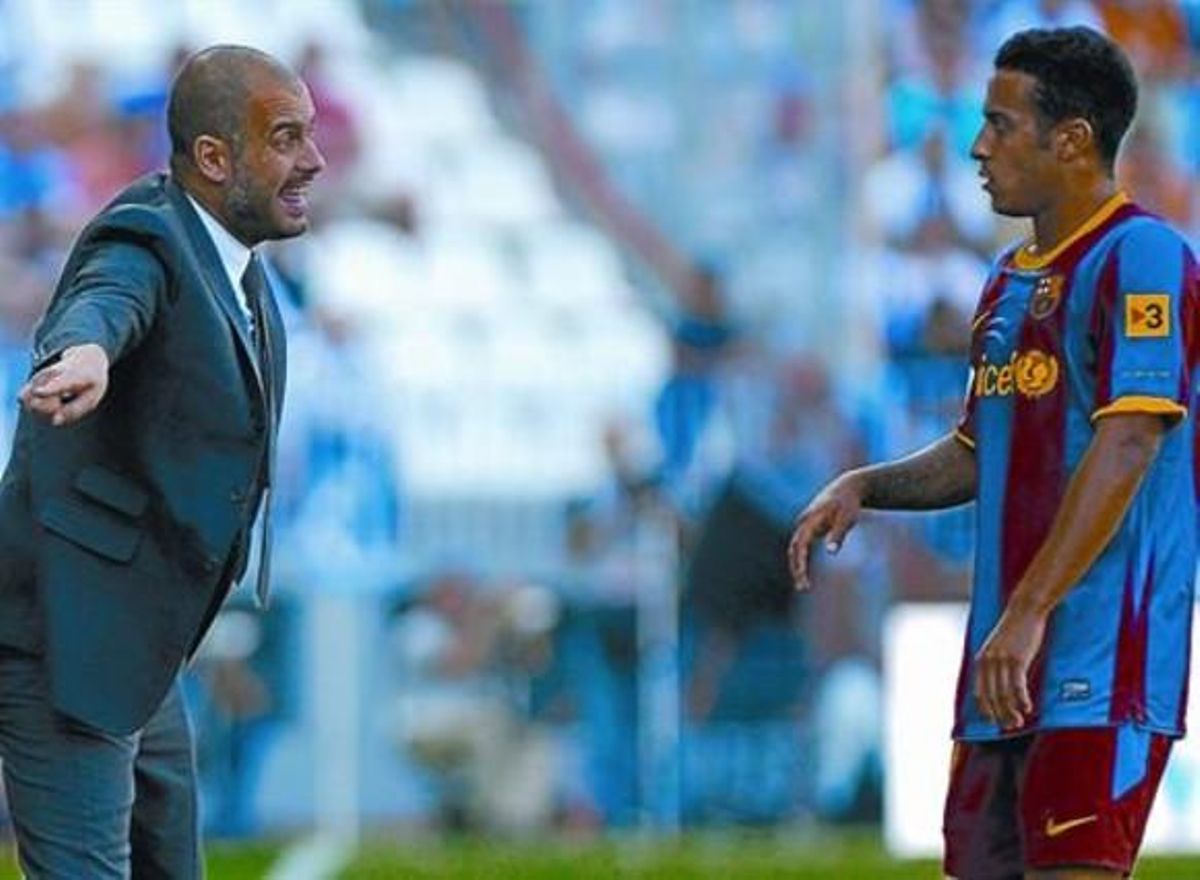 Táctica 8 Guardiola da instrucciones a Thiago, ayer en el partido disputado en La Rosaleda. Táctica 8 Guardiola da instrucciones a Thiago, ayer en el partido disputado en La Rosaleda.