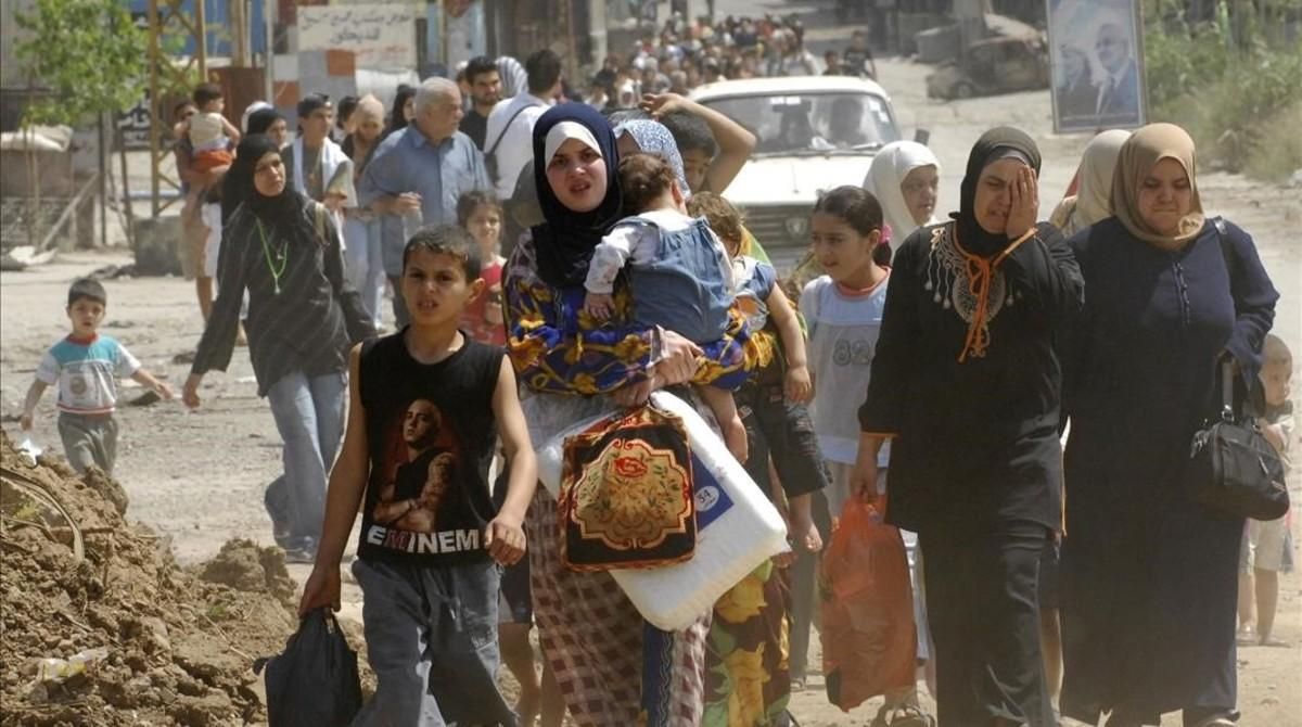 Refugiados palestinos en Líbano huyen de los combates en el 2007. Refugiados palestinos en Líbano huyen de los combates en el 2007.