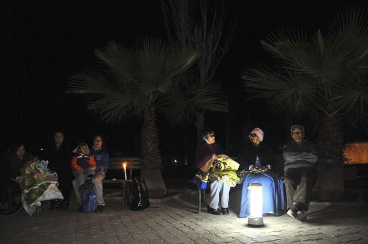Un grupo de personas pasa la noche al aire libre en Chile. Un grupo de personas pasa la noche al aire libre en Chile.