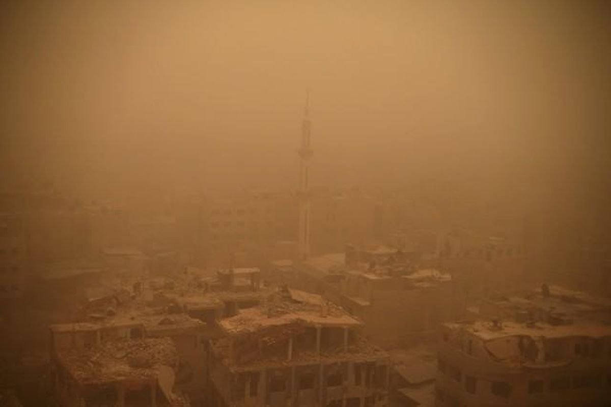Unos edificios de Damasco, que han quedado en ruinas durante la guerra civil de Siria, fotografiados en plena tormenta de arena.Khabieh Unos edificios de Damasco, que han quedado en ruinas durante la guerra civil de Siria, fotografiados en plena tormenta de arena.Khabieh