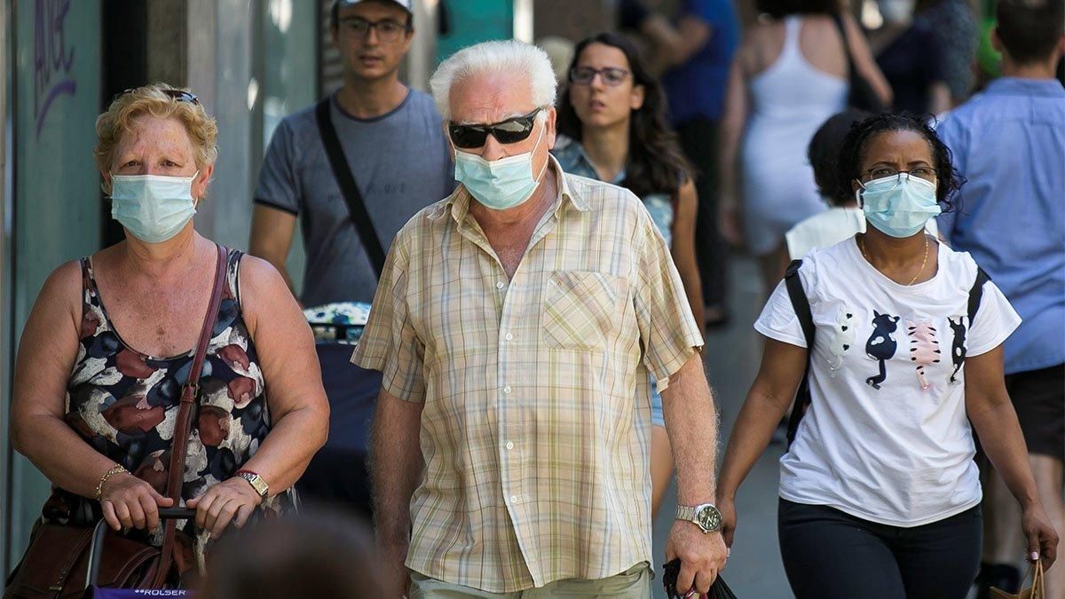 Viandantes (la mayoría con mascarilla), en una calle de Barcelona. Viandantes (la mayoría con mascarilla), en una calle de Barcelona.