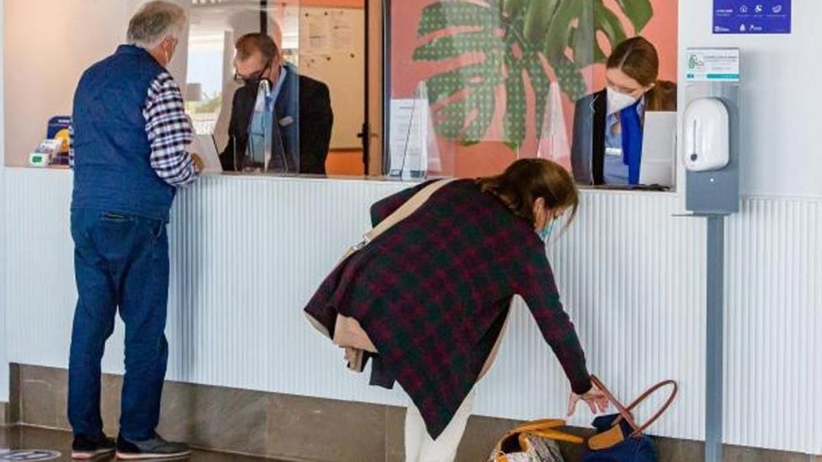 Turistas en la recepción de un hotel de Benidorm, en una imagen de ayer. En la ciudad solo hay abiertos cinco hoteles todos los días de la semana. Turistas en la recepción de un hotel de Benidorm, en una imagen de ayer. En la ciudad solo hay abiertos cinco hoteles todos los días de la semana.