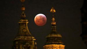 Imagen de archivo de la luna de sangre desde Praga.
