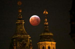 Imagen de archivo de la luna de sangre desde Praga.