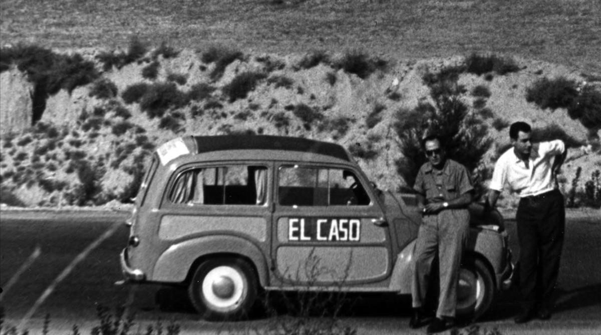 Enrique Rubio (izquierda), con su ’Sardineta, un Fiat 500.