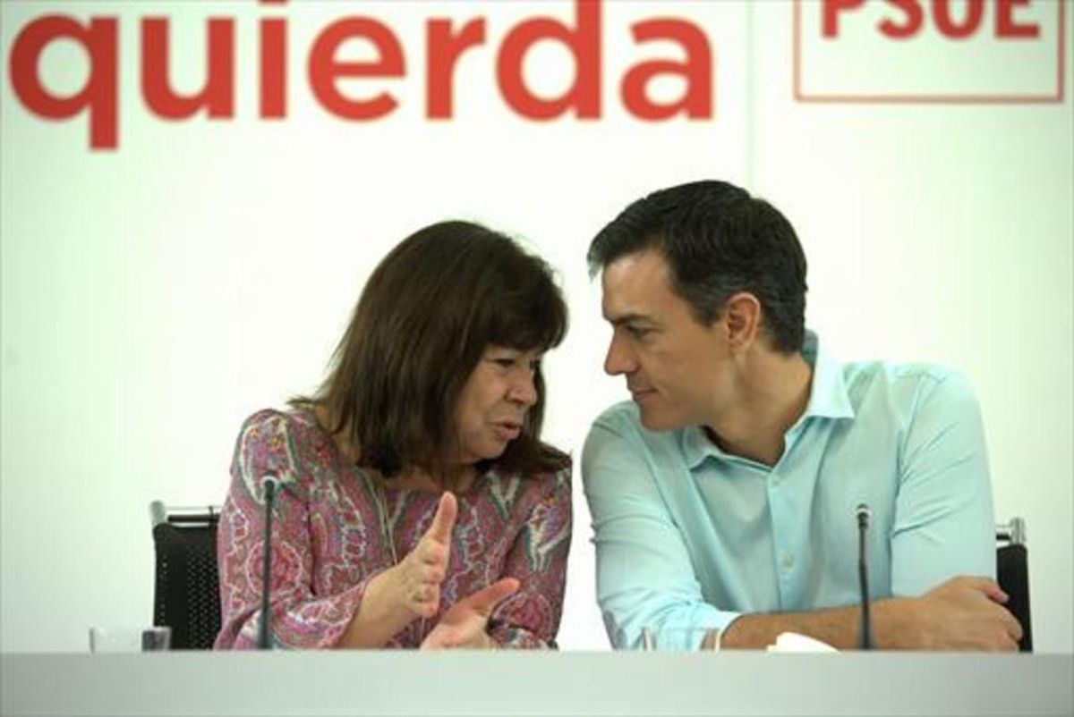 Cristina Narbona y Pedro Sánchez, en la reunión de la ejecutiva del PSOE, ayer, en Madrid. Cristina Narbona y Pedro Sánchez, en la reunión de la ejecutiva del PSOE, ayer, en Madrid.