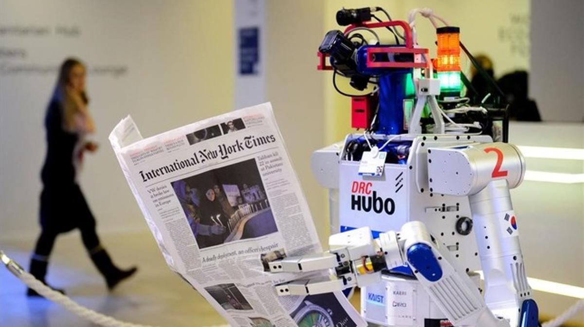 Robot leyendo un periódico en el foro de Davos este viernes.