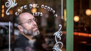 El cocinero Víctor Ferrer, tras un cristal del Cafè del Centre.