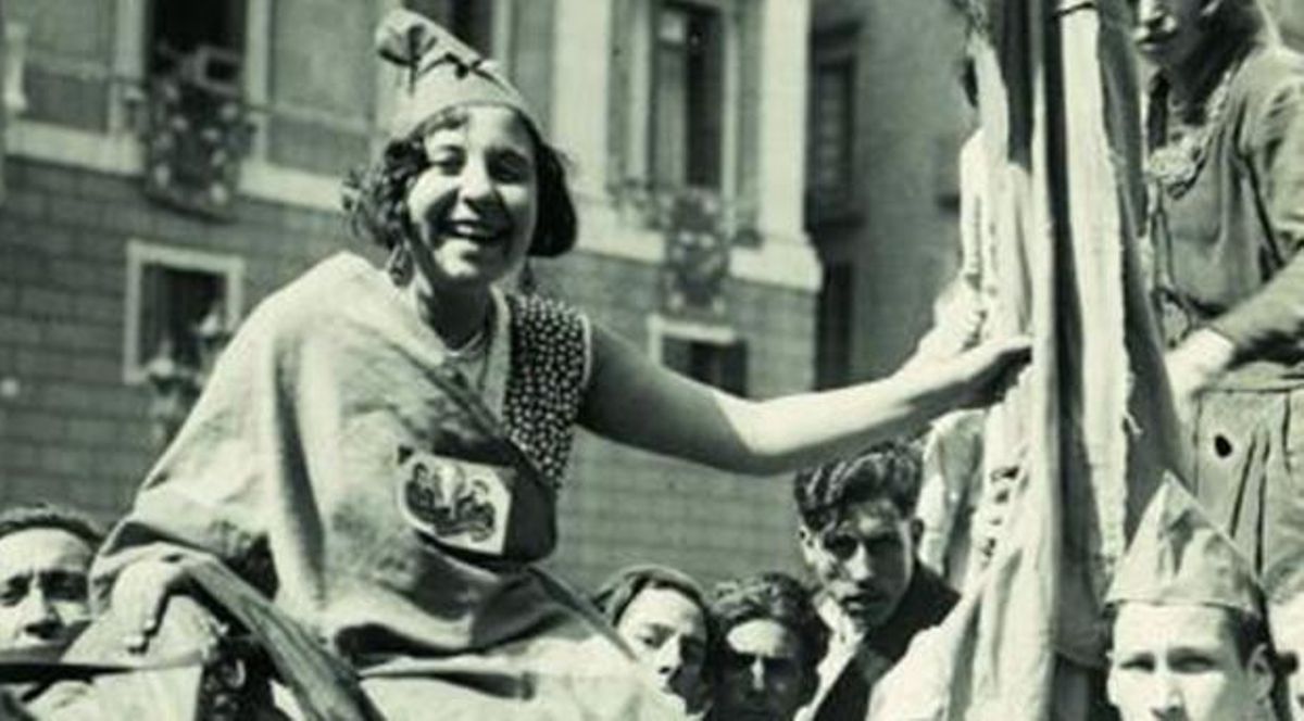 Imagen icónica de una joven durante la proclamación de la Segunda República en Barcelona. Imagen icónica de una joven durante la proclamación de la Segunda República en Barcelona.