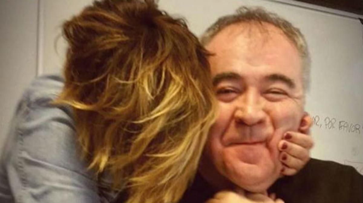 Cristina Pardo le da un beso a Antonio G. Ferreras. Cristina Pardo le da un beso a Antonio G. Ferreras.