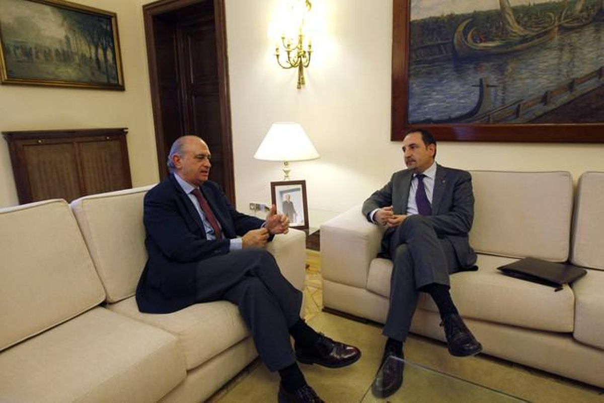 Fernández Díaz (izquierda) y el ’conseller’ Ramon Espadaler, en el Ministerio del Interior en Madrid, este lunes. Fernández Díaz (izquierda) y el ’conseller’ Ramon Espadaler, en el Ministerio del Interior en Madrid, este lunes.