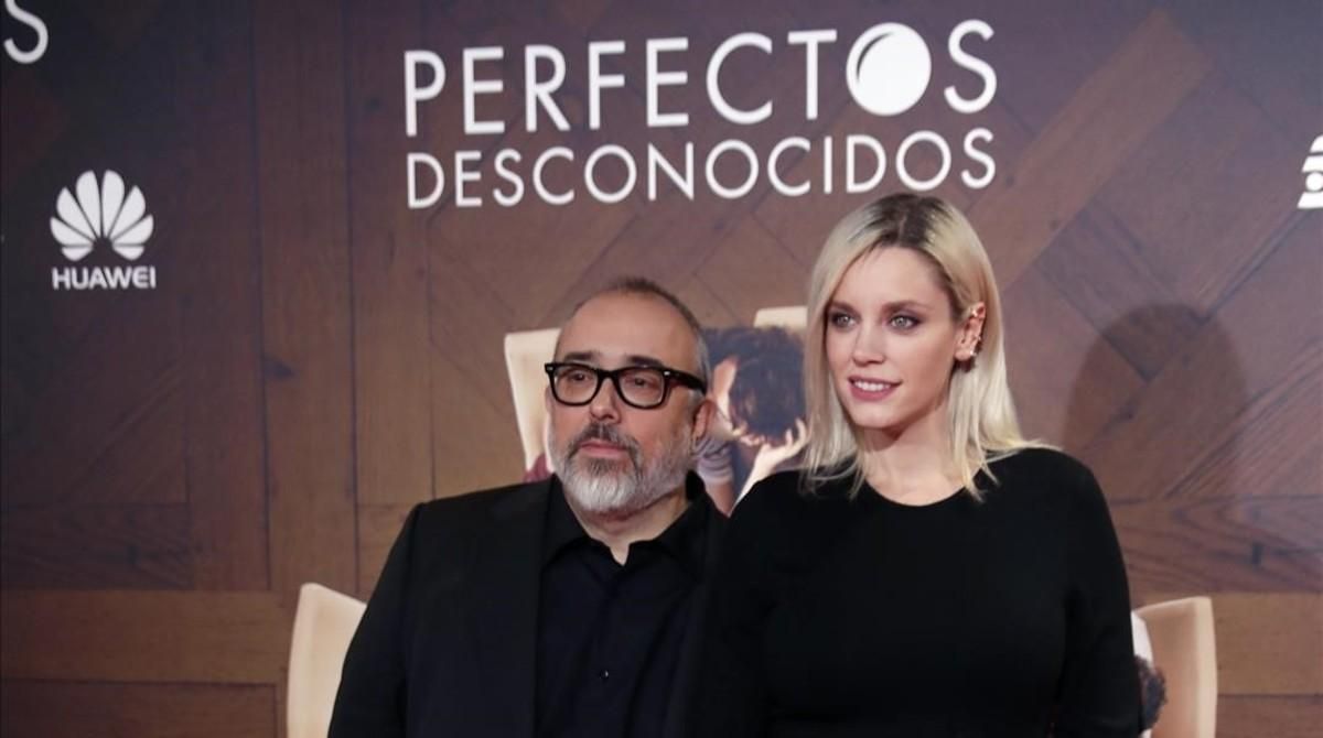 El director de Cine Álex de la Iglesia y la actriz Carolina Bang posan en el estreno de su pelicula’ Perfectos Desconocidos’ en el cine Capitol de Madrid, el pasado 5 de octubre del 2017. El director de Cine Álex de la Iglesia y la actriz Carolina Bang posan en el estreno de su pelicula’ Perfectos Desconocidos’ en el cine Capitol de Madrid, el pasado 5 de octubre del 2017.