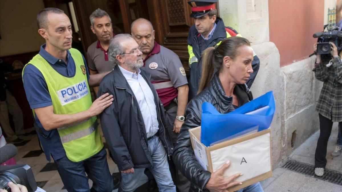 Los Mossos se llevan detenido al presidente de la Diputació de Lleida, Joan Reñé.