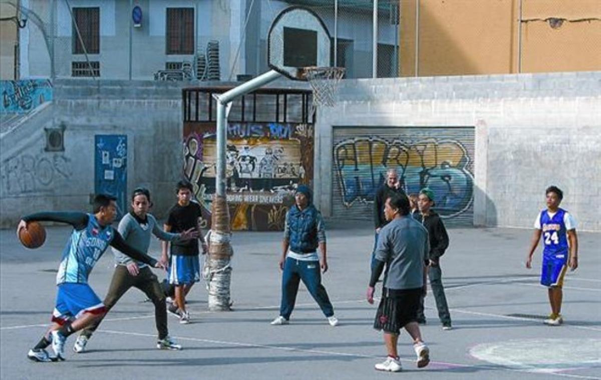 BÁSQUET DE NIVEL, ’FUTBITO’ DE COLEGAS. Un grupo de filipinos, auténticos locos de la NBA, practican en la cancha de la calle de Valldonzella. Abajo, virtuosos sudamericanos desayunan y juegan en el Vall d’Hebron.