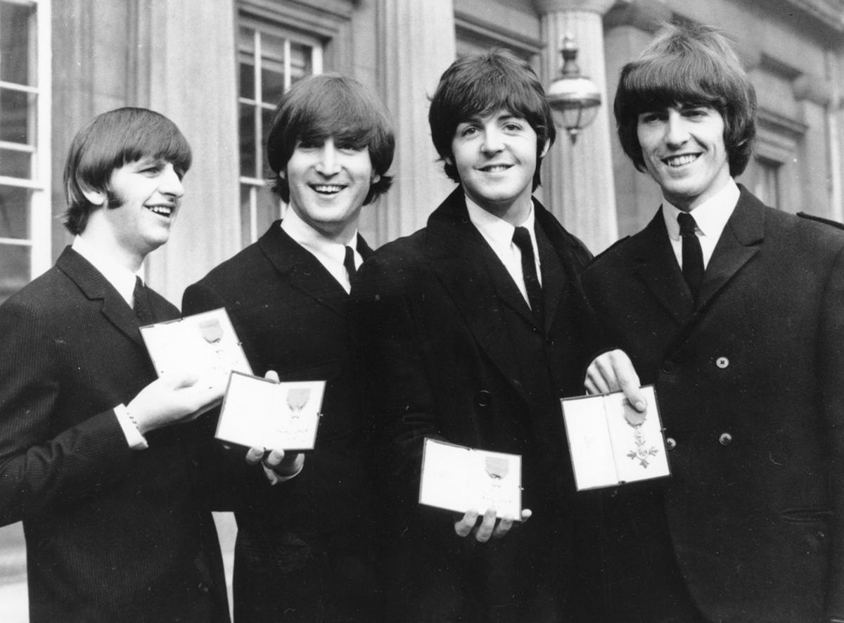 Ringo Starr, John Lennon, Paul McCartney y George Harrison, con la Oden del Imperio británico, en octubre de 1965.