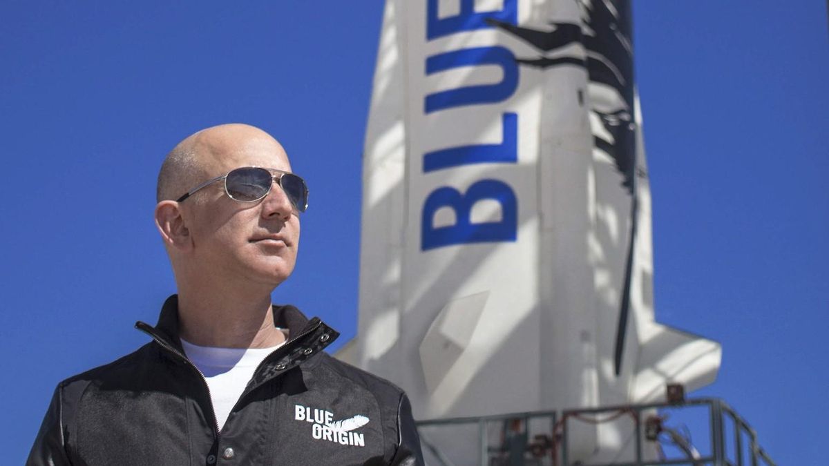 Jeff Bezos, fotografiado junto a su cohete. Jeff Bezos, fotografiado junto a su cohete.