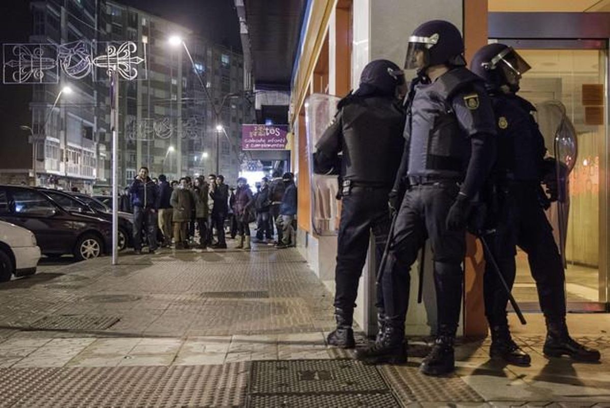 Miembros del Cuerpo Nacional de Policía en los disturbios que han provocado cientos de personas participantes en una protesta vecinal en el barrio de Gamonal, en Burgos. Miembros del Cuerpo Nacional de Policía en los disturbios que han provocado cientos de personas participantes en una protesta vecinal en el barrio de Gamonal, en Burgos.