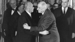 El canciller alemán, Konrad Adenauer, y el presidente francés, Charles de Gaulle, se abrazan tras la firma del Tratado del Elíseo, el 22 de enero de 1963.