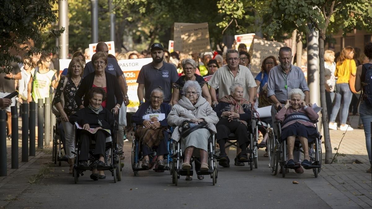 Familiares de los ancianos de la residencia Bon Pastor en una reciente manifestación de protesta. Familiares de los ancianos de la residencia Bon Pastor en una reciente manifestación de protesta.