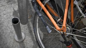 Soporte de bicicletas serrado en una calle de Barcelona.