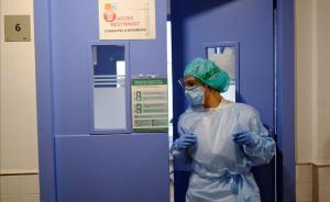 Personal médico de un hospital de Barcelona se dispone a tratar a un paciente de coronavirus.
