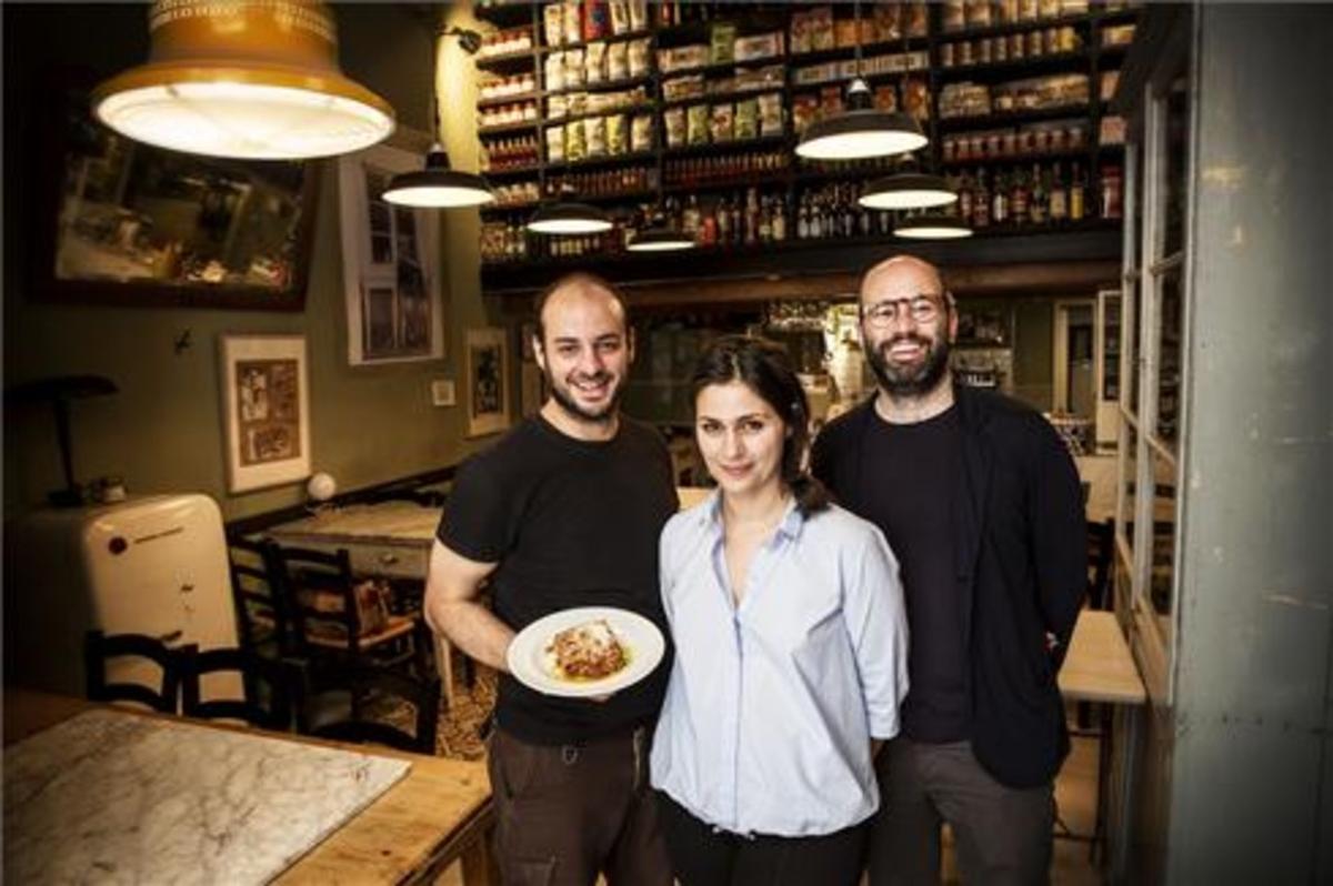 Andrea, Ketty y Pietro Leonetti, en la primera sala de Le Cucine Mandarosso. Foto: Joan Cortadellas