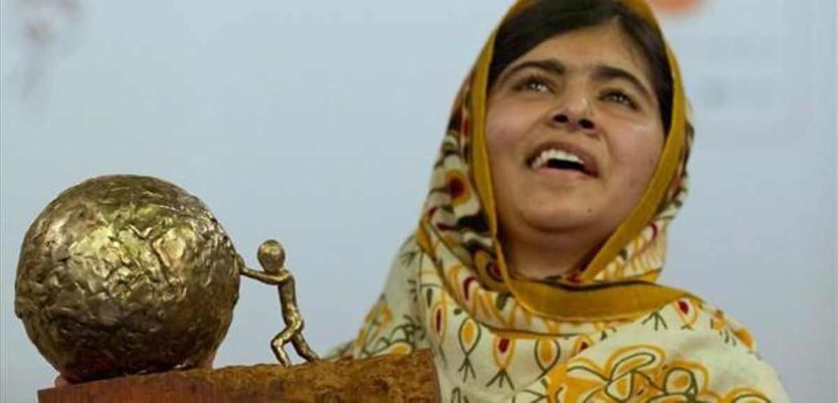 Malala, la estudiante paquistaní atacada por los talibanes, recoge un premio. Malala, la estudiante paquistaní atacada por los talibanes, recoge un premio.