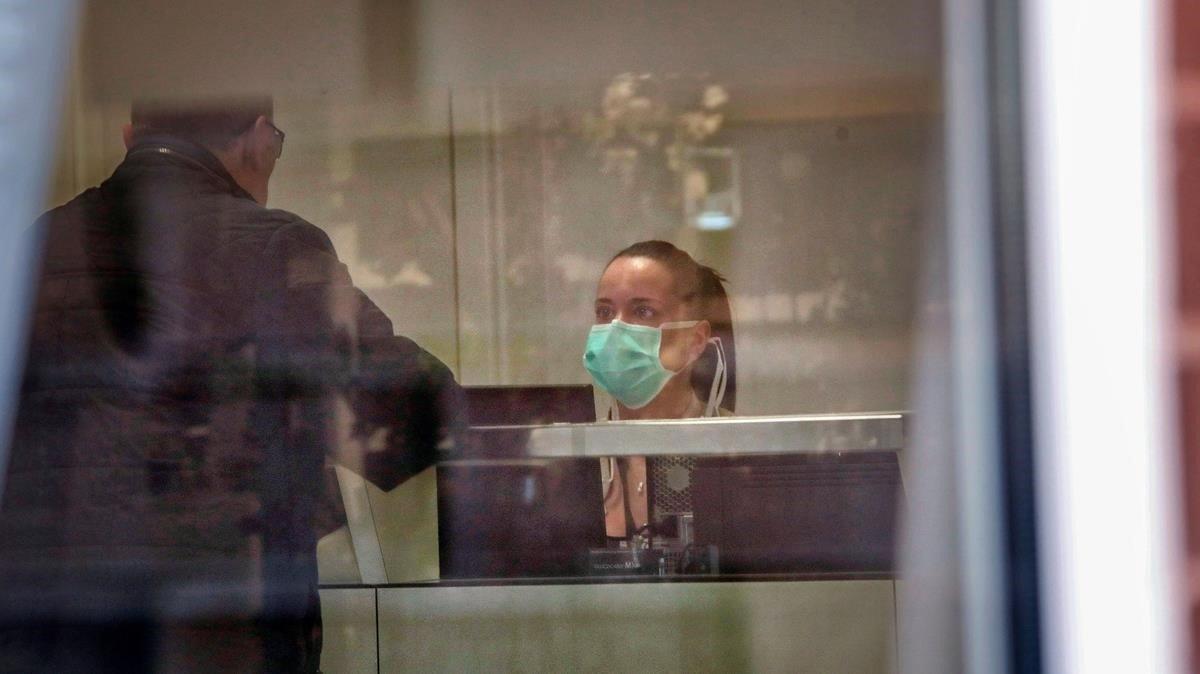 La rcecepcionista del Hospital de Igualada, con la mascarilla para protegerse del coronavirus La rcecepcionista del Hospital de Igualada, con la mascarilla para protegerse del coronavirus