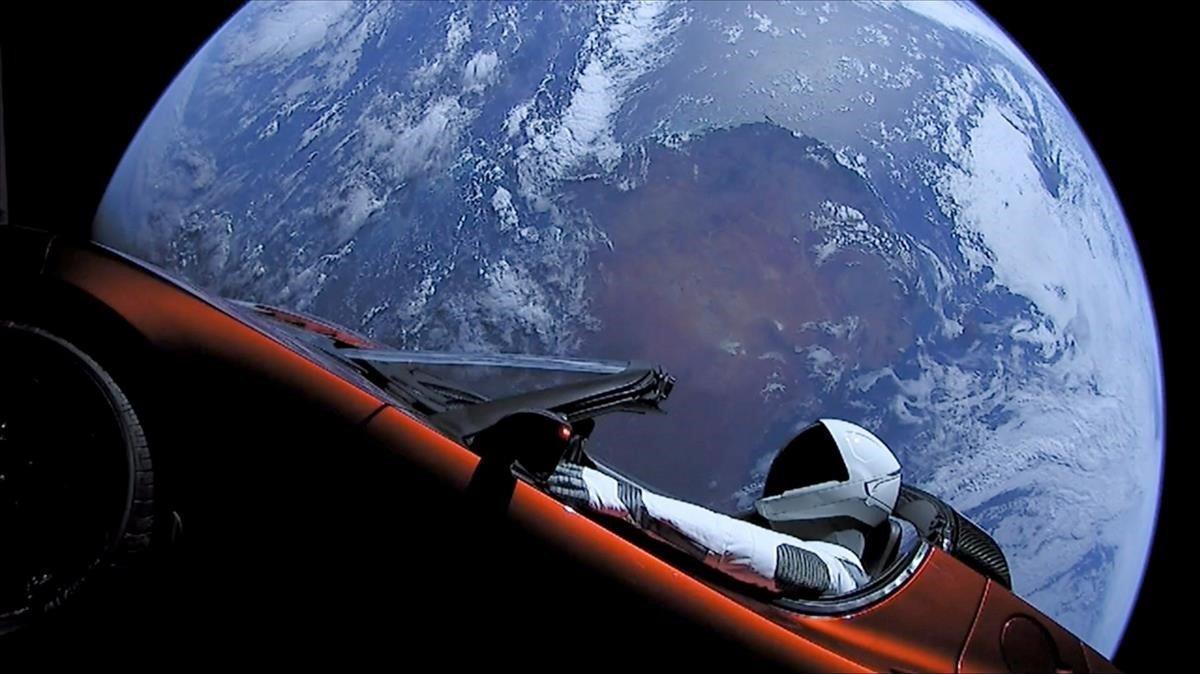 Tesla Roadster puesto en órbita durante el vuelo de prueba del cohete Falcon Heavy