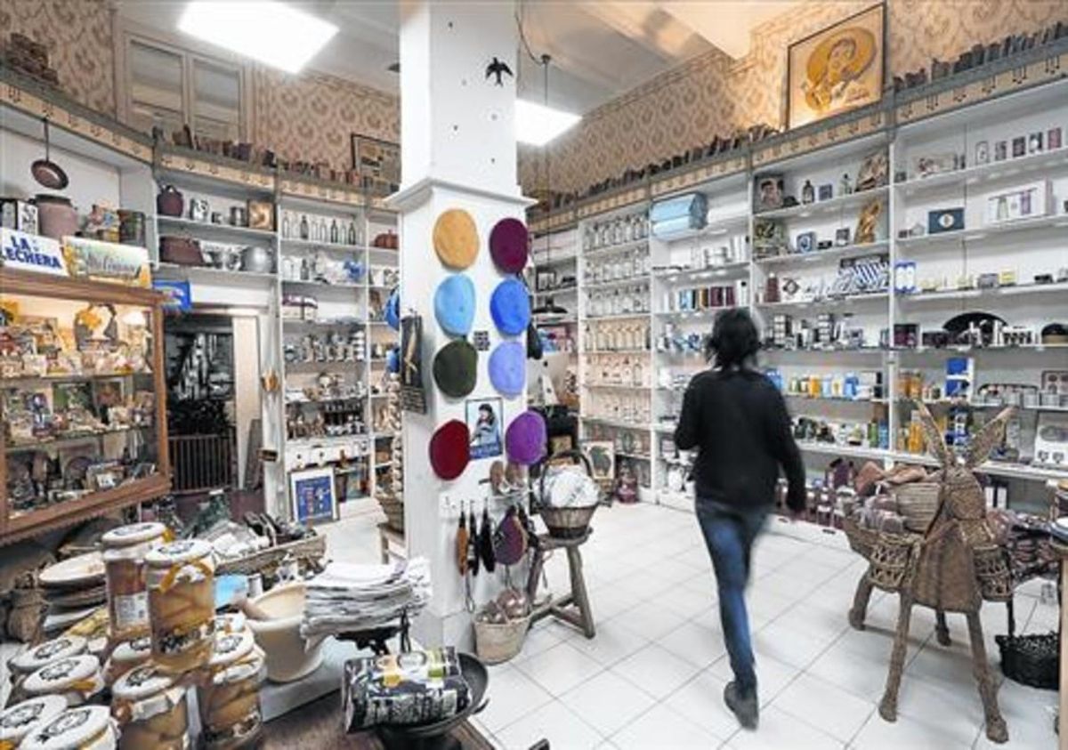 DE TODO UN POCOInterior de La Moderna Singular, donde se pueden encontrar multitud de objetos ’vintage’. DE TODO UN POCOInterior de La Moderna Singular, donde se pueden encontrar multitud de objetos ’vintage’.