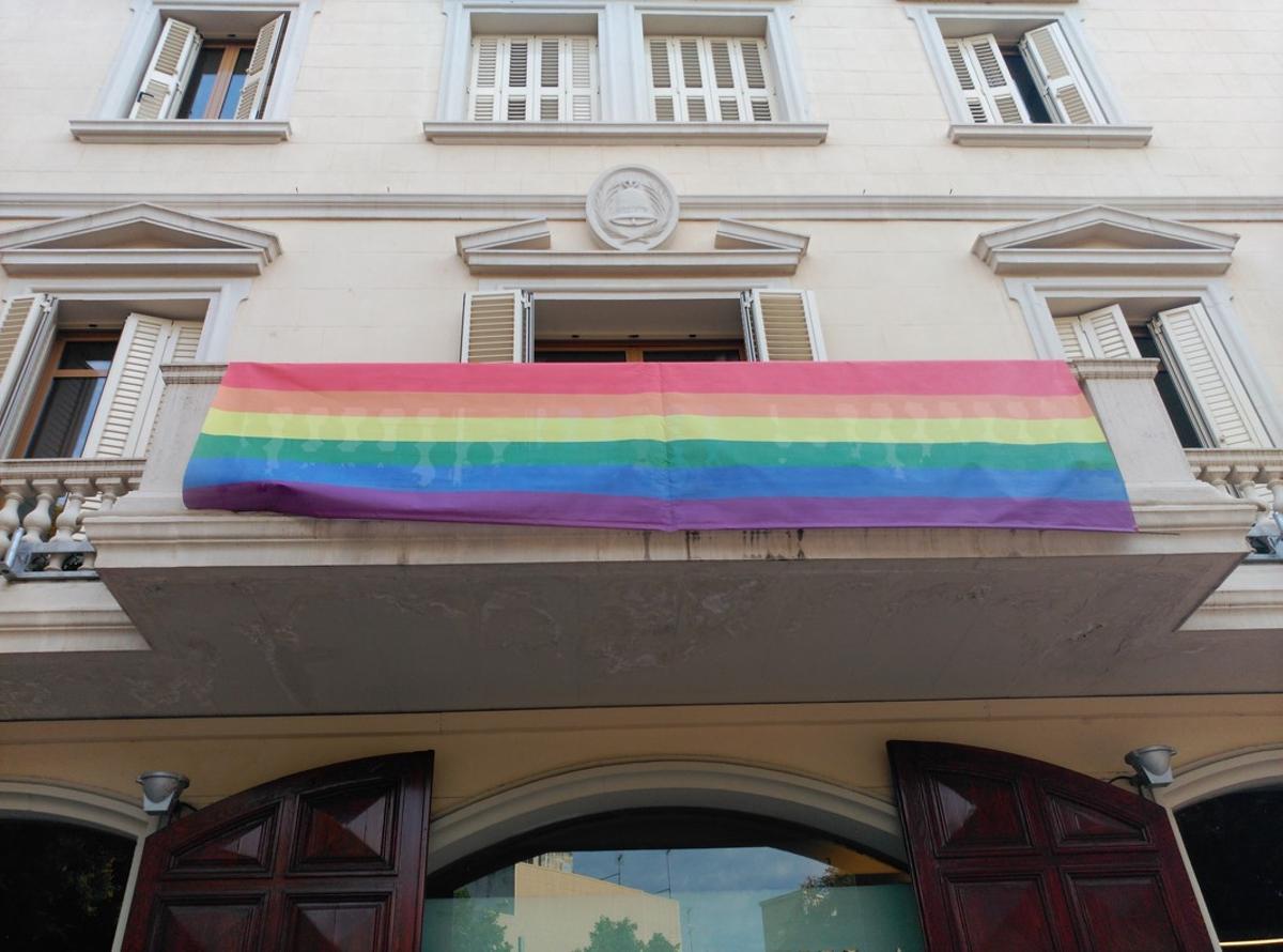 La bandera del colectivo LGTBI ondea en el Ayuntamiento de Sant Boi en una imagen de archivo.