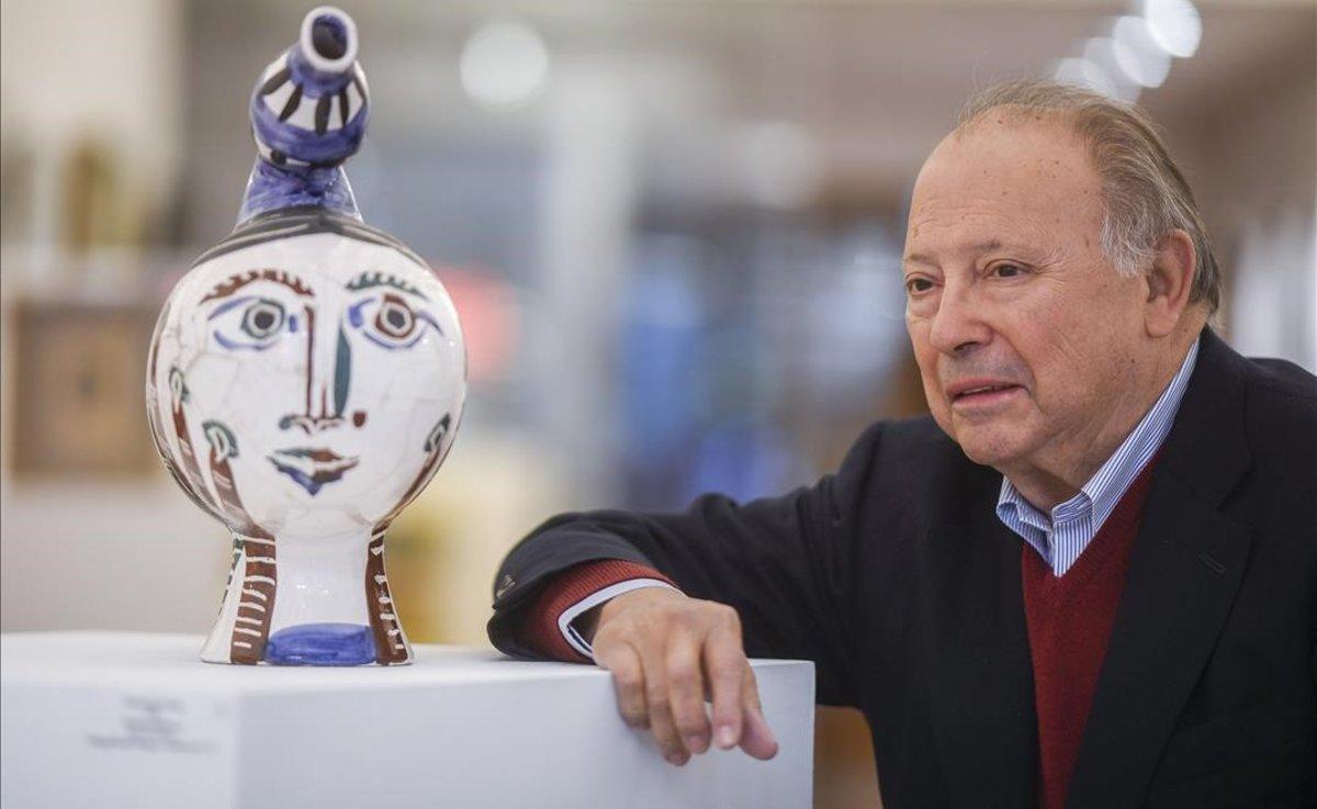El galerista Joan Gaspar junto a una escultura de Picasso.