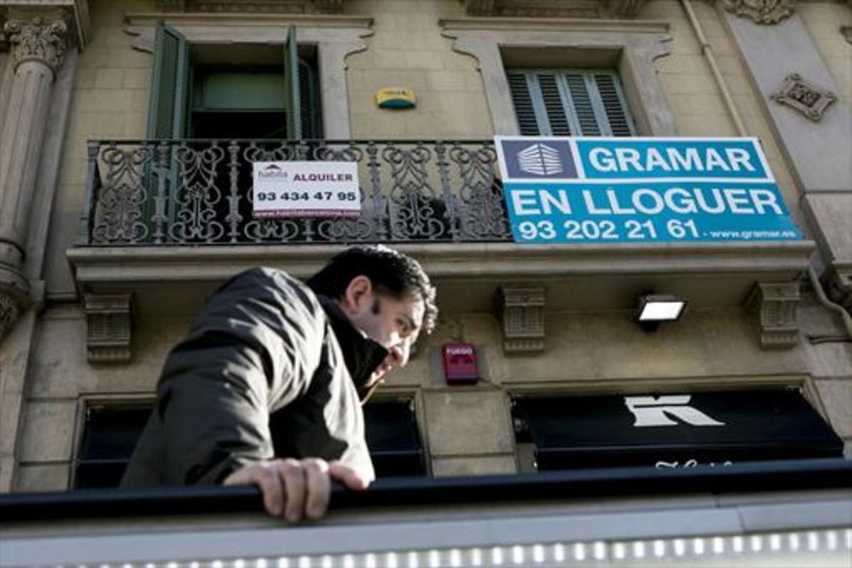 Anuncio de un inmueble en alquiler, en el Eixample de Barcelona, en el 2015. Anuncio de un inmueble en alquiler, en el Eixample de Barcelona, en el 2015.
