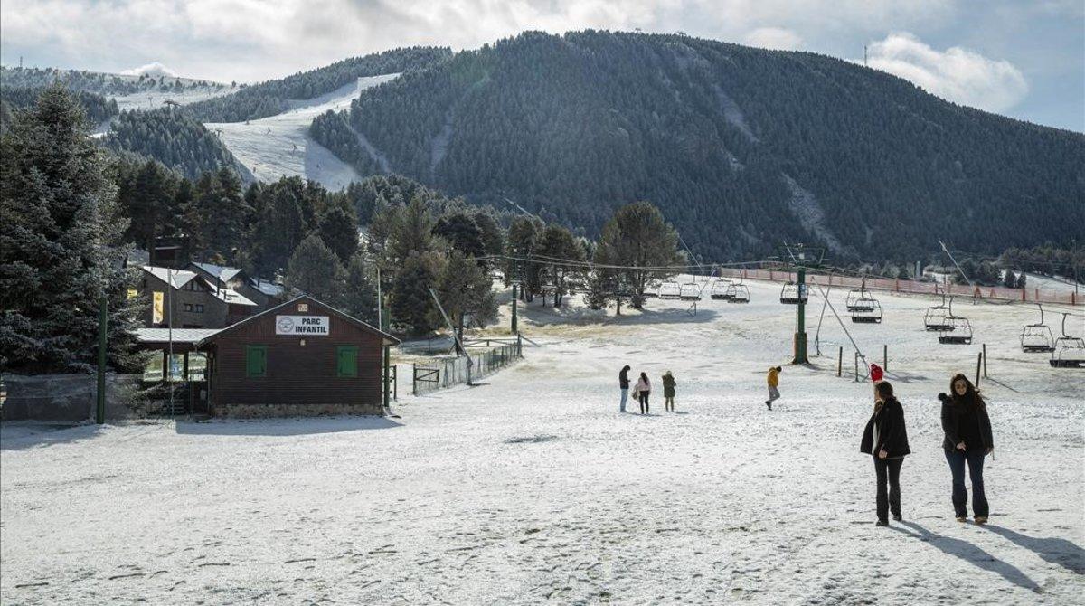Tot a punt a les pistes d'esquí davant la Covid, només falta que nevi Tot a punt a les pistes d'esquí davant la Covid, només falta que nevi